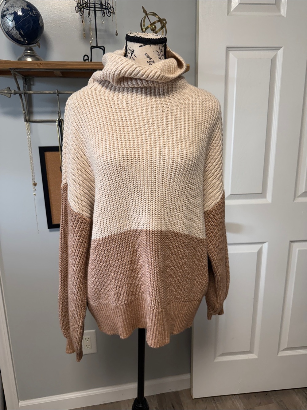 American Eagle Outfitters Colorblock Turtleneck Sweater - Cream & Tan